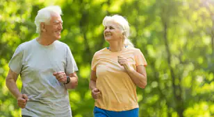 Lentillas multifocales para mayores activos: cómo elegir si practicas deporte o caminas a diario Lentillas multifocales para mayores activos