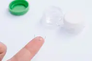 ¿Cómo quitarse lentillas?