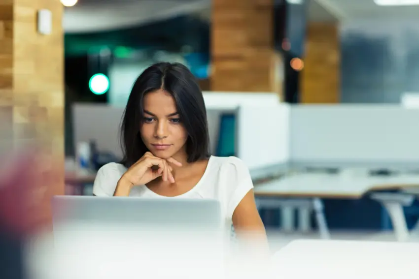 Trabajar en el ORDENADOR con Lentillas, ¿qué CUIDADOS debe tener?