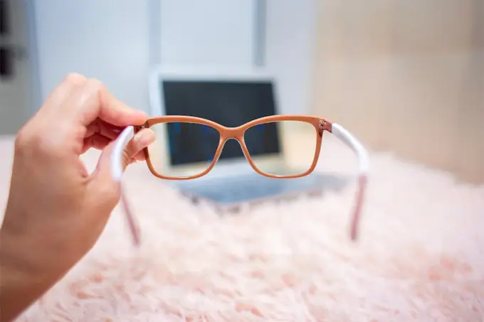 Deberías usar gafas con lentes para bloquear la luz azul?