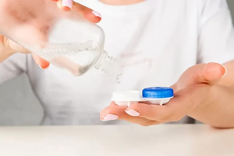 ¿Qué pasa si mezclo marcas distintas de solución para lentillas? ¿Es seguro?