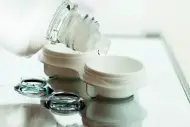 ¿Se puede echar líquido de lentillas al ojo? ¿Es seguro?
