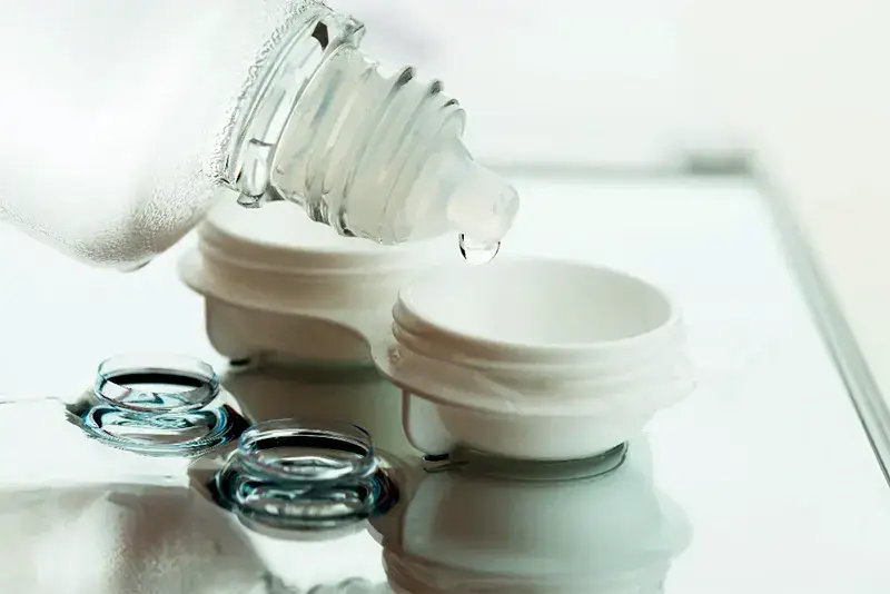 Echar líquido de lentillas al ojo?